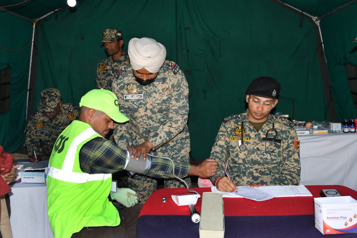 BSF_Kashmir's tweet photo. अमरनाथ की कठिन राह में, BSF मेडिकल टीम बन रही हर यात्री का सहारा !
#BSF 
#YatraWithBSF 
#AmarnathYatra2026 https://t.co/uDwaDOFVPi
