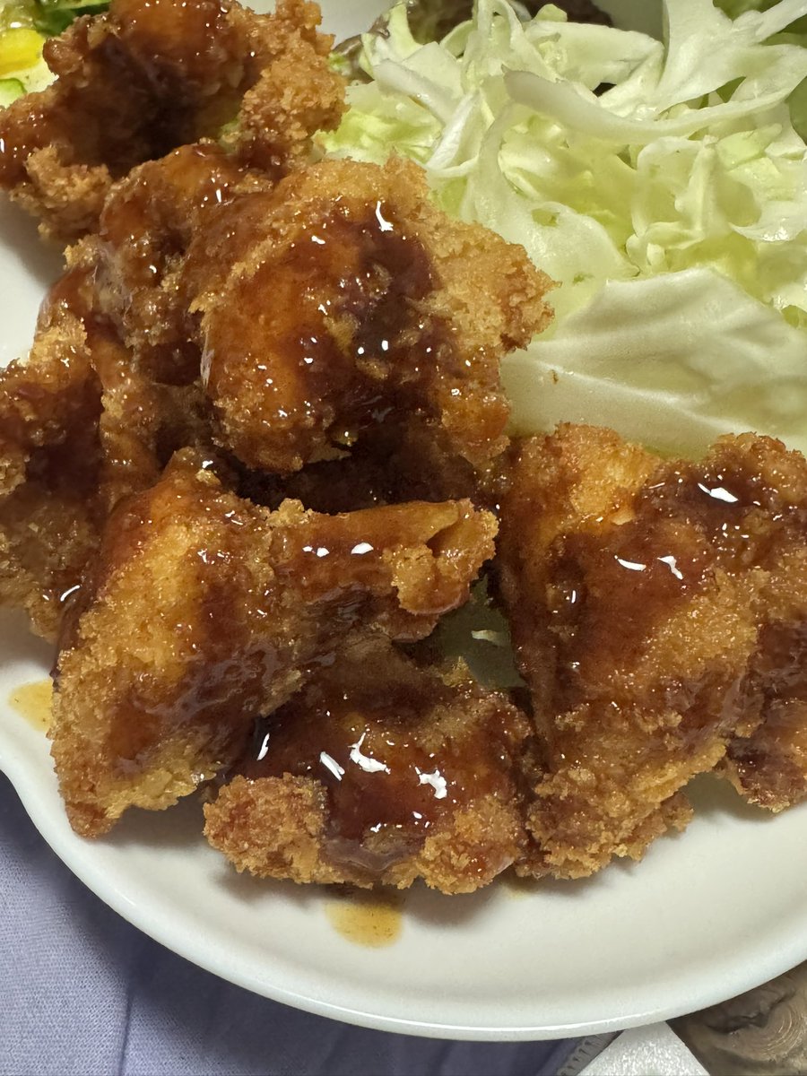 maco_spanner's tweet photo. こんにちは🌞まだ目が痙攣してる😥
昨夜のお家🏠ご飯🍚は久々とりカツ🐔とズッキーニのサラダ🥗
ほんとにご飯泥棒❤️🍚

台風🌀大丈夫かな？来週末はお仕事ピーク忙しい💦今週でなくて良かったけどどうか大きな被害がありません様に🤲
素敵な週末になります様に♡ https://t.co/IrJbVGw9eB