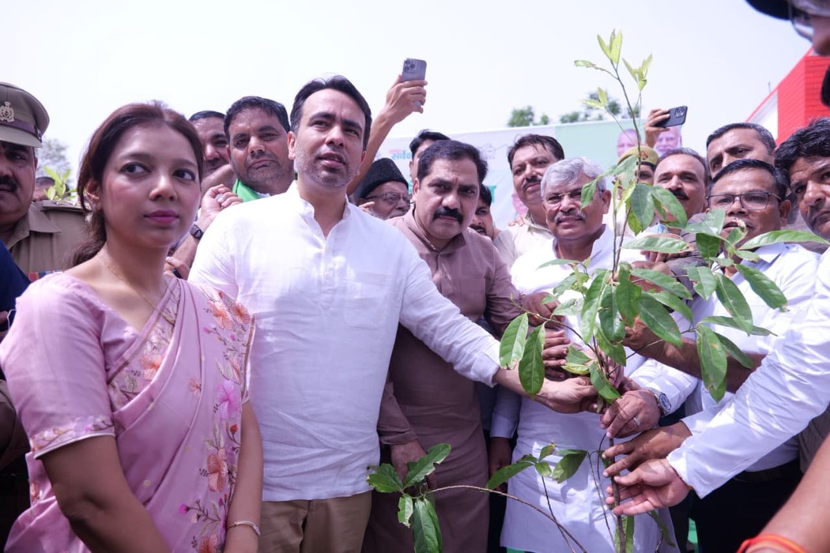 MalikBirpal's tweet photo. 🌳 "एक पेड़ माँ के नाम" – वृक्षारोपण महायज्ञ 2026 

बड़ौत (बागपत) स्थित शाहमल स्टेडियम में आयोजित "एक पेड़ माँ के नाम" वृक्षारोपण महायज्ञ 2026 के अंतर्गत राष्ट्रीय लोकदल के राष्ट्रीय अध्यक्ष एवं भारत सरकार के केंद्रीय मंत्री माननीय चौधरी जयंत सिंह जी ने पौधारोपण कर अभियान का शुभारंभ किया।

इस अवसर पर उन्होंने पर्यावरण संरक्षण, हरित विकास और आने वाली पीढ़ियों के लिए स्वच्छ एवं सुरक्षित भविष्य के निर्माण का संदेश दिया। उन्होंने सभी नागरिकों से अपील की कि वे अपनी माँ के सम्मान में कम से कम एक पौधा अवश्य लगाएँ और उसके संरक्षण का संकल्प भी लें।

आइए, प्रकृति के प्रति अपनी जिम्मेदारी निभाएँ।
एक पेड़ लगाएँ, पर्यावरण बचाएँ। 🌱

जय राष्ट्रीय लोकदल! 
जय जयंत चौधरी! 🌾

#EkPedMaaKeNaam #Vriksharopan #Baghpat #Baraut #JayantChaudhary #Environment #GreenIndia #RLD #जय_राष्ट्रीय_लोकदल #जय_जयंत_चौधरी