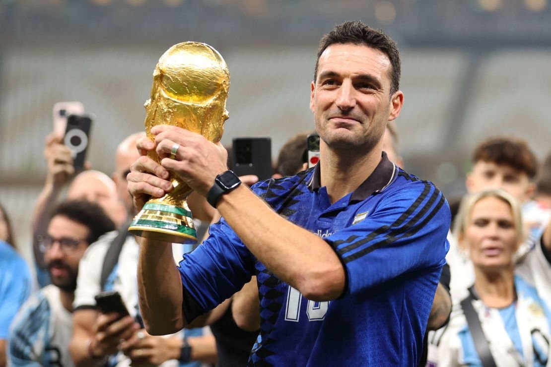 fmumana95's tweet photo. NUEVO RECORD NACIONAL.

Lionel Scaloni, a.k.a. el pasante/joven inexperto, se convierte en el PRIMER entrenador en la historia argentina en llevar a la selección a jugar todos los partidos de cinco torneos, distintos, en fila.

#CopaAmérica #Brasil 2019 🥉
#CopaAmérica #Brasil 2021 🏆
#Mundial Catar 2022 🏆
#CopaAmérica #EstadosUnidos 2024🏆
#Mundial 2026 ⏳

Supera a Carlos Salvador Bilardo, que entre 1986 y 1990, fue: 

🏆 en #México 86 (Mundial)
4️⃣ en #Argentina 1987 (Copa América)
🥉 en #Brasil 1989 (Copa América)
🥈 en #Italia 1990 (Mundial)

  Historia pura del Leónidas de Pujato para #Argentina.
