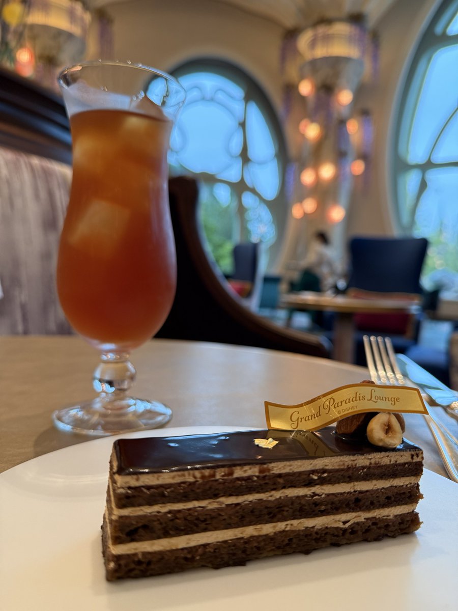 teppei_PIXER's tweet photo. 時差すぎる投稿

ケーキセットをいただきました😊
アイスティーのグラスが変わって量もたっぷりになっていました！

紅茶マイスターの資格を取られたキャストさんがどんどん増えていてグランパラディのキャストさんの本気を感じました！ https://t.co/MEEILLEFDD
