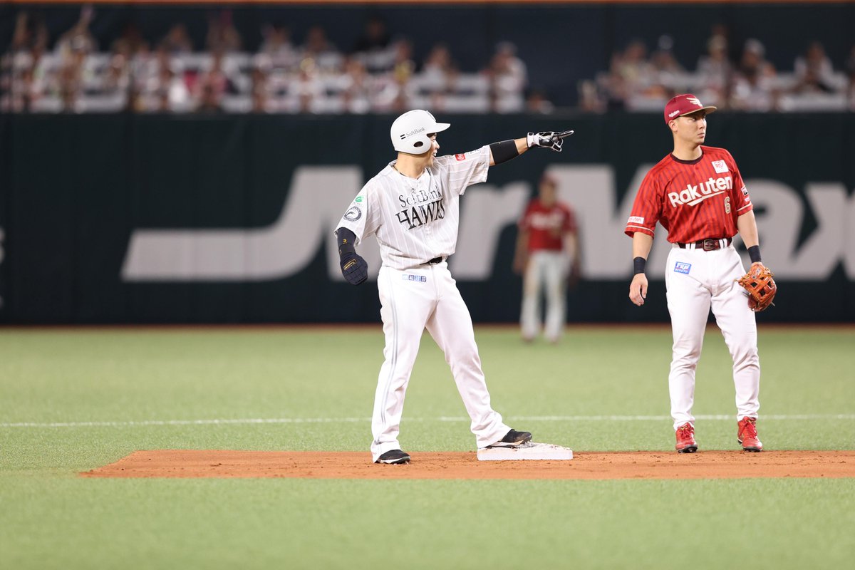 takafullc2's tweet photo. 栗原陵矢選手の先制タイムリー！

近藤健介選手も指をさして喜んでいました！

2人の打点は「7」差

お互いがライバルでしょうか😎

photo by Kazutaka Kuriki📷 https://t.co/xooRBZJtk3