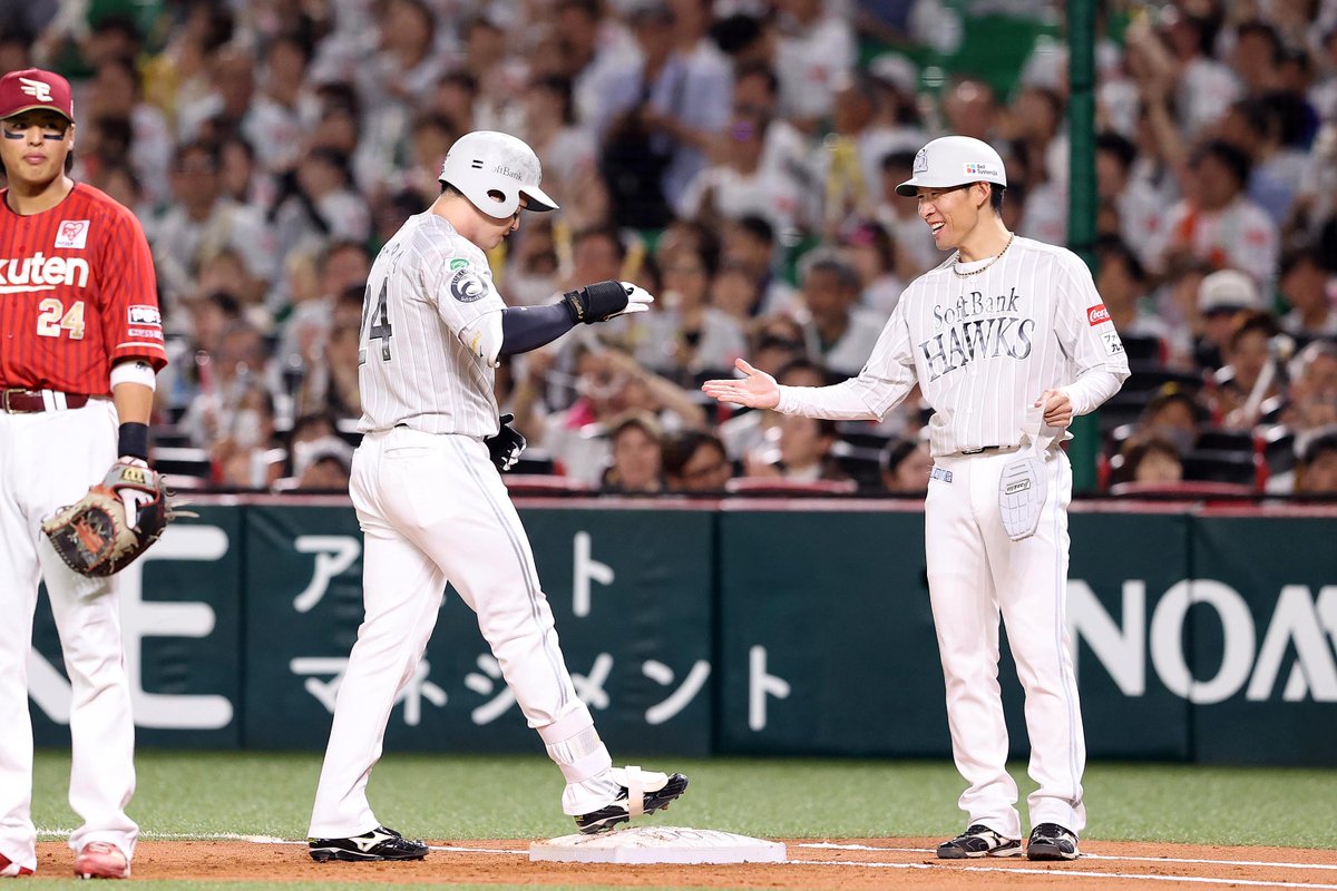 takafullc2's tweet photo. 栗原陵矢選手の先制タイムリー！

近藤健介選手も指をさして喜んでいました！

2人の打点は「7」差

お互いがライバルでしょうか😎

photo by Kazutaka Kuriki📷 https://t.co/xooRBZJtk3