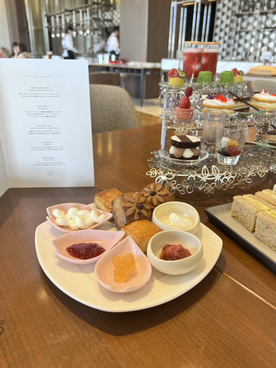 Habatan555's tweet photo. 📍Hilton Tokyo Odaiba

お台場でホテルアフタヌーンティーならここ🫖✨

✔️ レインボーブリッジを一望できるロケーション
✔️ セイボリーも充実
✔️ ゆったり過ごせる空間

景色も食事も楽しめる、お気に入りのホテル🥰 https://t.co/L625Eh6vCF