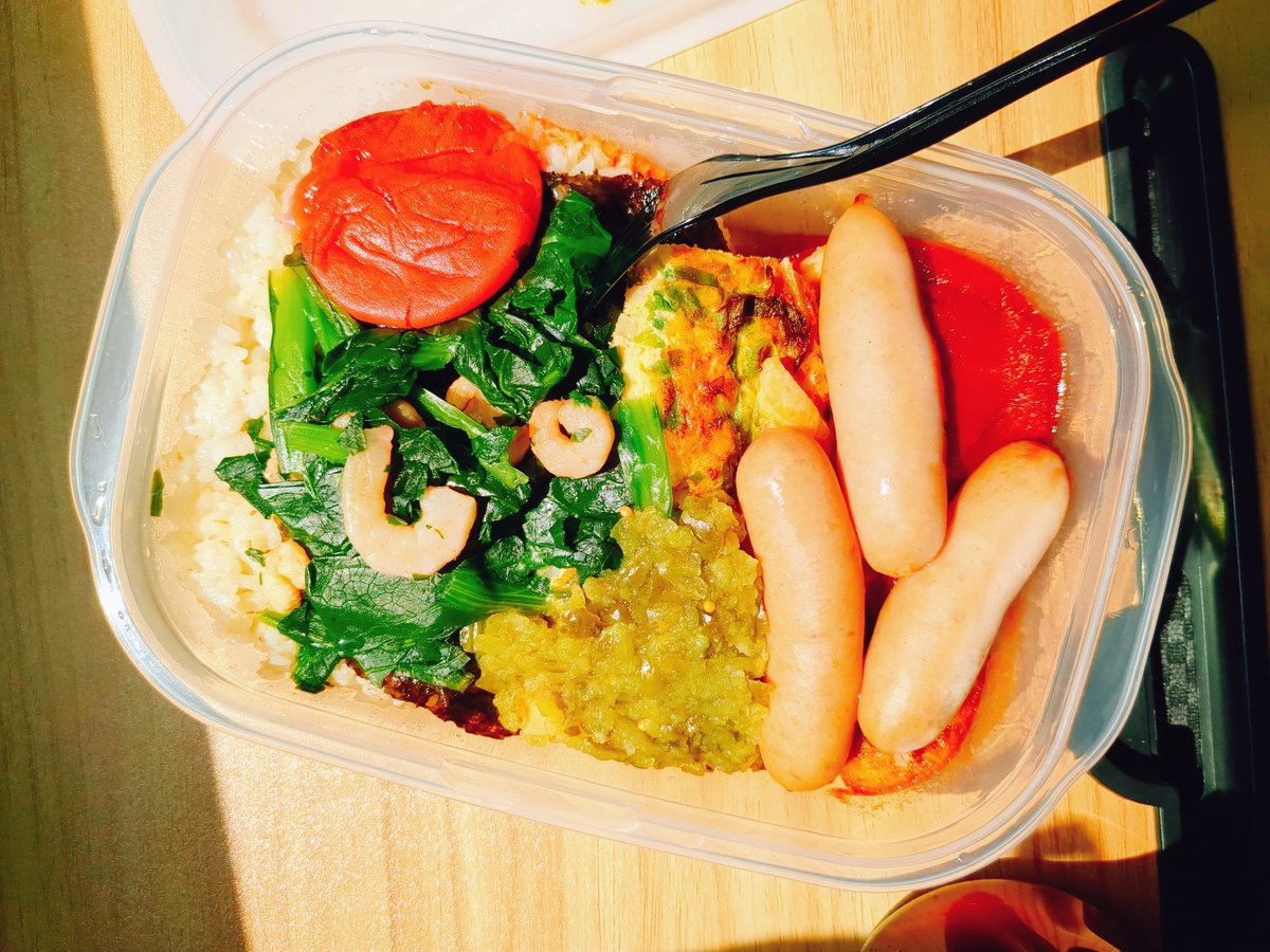 sachi_fire's tweet photo. 今日は彩りばっちり詰め込んだお弁当！
ウインナーケチャマヨ 小エビと小松菜おひたし ポテトパプリカ卵焼き パプリカ 梅干し
タッパーに好きなものをぎゅっと 詰め込んできました。大きい梅干しが最高に美味しそう🤤 #お弁当記録 #自炊日記 #昼ごはん https://t.co/jVhDTXCWN6