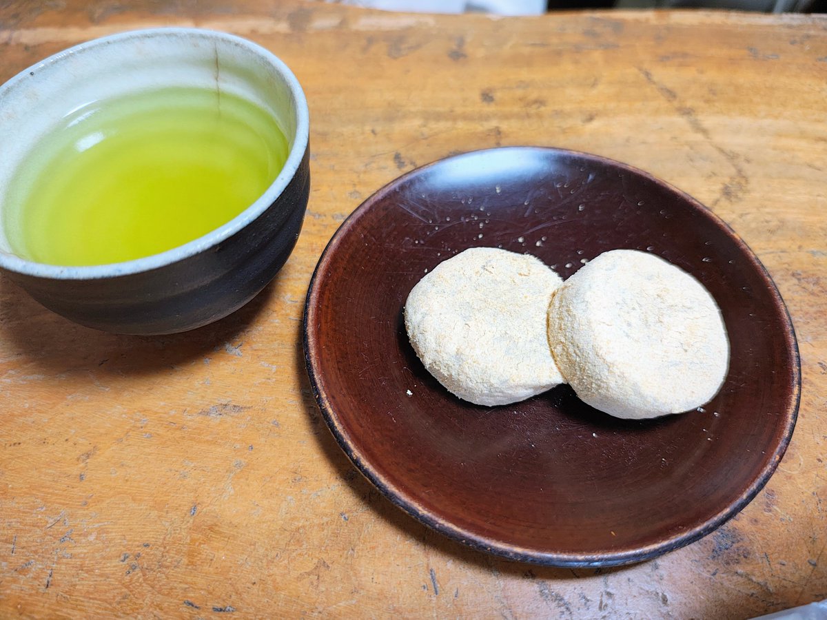 chimi3awaji's tweet photo. 伊勢角に寄った真の目的は向かいの二軒茶屋餅餅いうお餅屋さん。
実はクラフトビール伊勢角は代々400年以上も続くこの老舗餅屋の若社長が異業種参入で始めたものと聞き、この餅も美味しいらしいとの事で。
店構えも凄く歴史を感じる佇まい、お餅も絶品でした！また食べたい！
#伊勢
#クラフトビール https://t.co/7o7SuXlya1