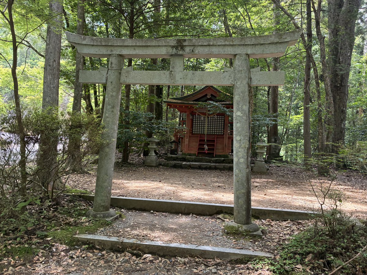 yuyama12's tweet photo. 発心門王子

ちいちゃい神社のある立派な休憩所
海外の方と飴ちゃんトレードした。 https://t.co/j0LuDnbQLW