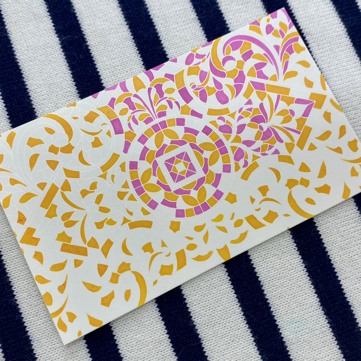 novelty_lab's tweet photo. またまた超絶技巧のお客様が、ぬりたくり絵カードの成果物を見せに来てくださいました。めっちゃキレイ！そして塗りかけもリアルで素敵ですね。

ガラスペン塗りで、3色で塗るパターンを決めるまでが大変だったそうですが、決めたらあとはガンガン塗るのみ！ということで、カードケースいっぱいまでやるぞと張り切っておられました。

ご愛顧ありがとうございます。また見せてくださいませ〜。

#ぬりたくり絵