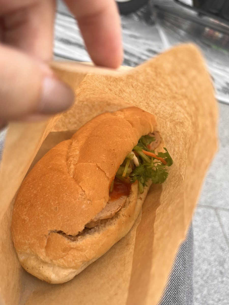yo_chi_e's tweet photo. お友達が教えてくれて万博の何らかのイベント(なのか？)に。大好きなバインミーとメープルソフト。美味しかったー！
バインミー買ったらはちみつレモンティーをサービスしてくれた。日陰が空いていたので少しのんびり。 https://t.co/eYXhqBrLGd
