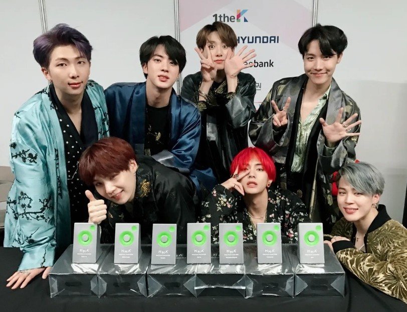 solmerv's tweet photo. The only difference is BTS bagged multiple Daesangs that night, while BP went home empty-handed. All that arrogance didn't save them from embarrassment. https://t.co/tipnuJA3dX