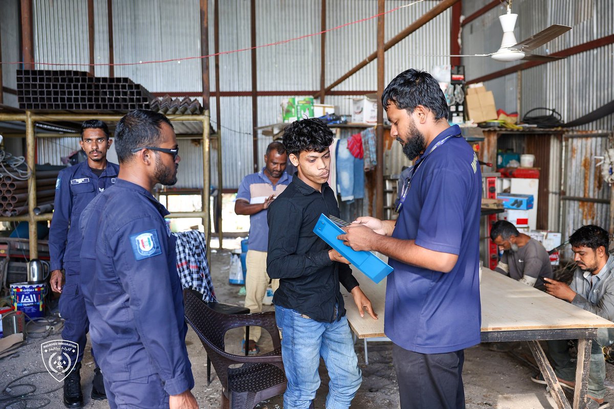 ImmigrationMV's tweet photo. ގަވާއިދާ ހިލާފަށް އުޅޭ ބިދޭސީންނަށް އަމާޒުކޮށް ޓާސްކުފޯހުން އިއްޔެ ތިލަފުށީގައި ވަނީ ހާއްސަ ރެއިޑް އޮޕަރޭޝަނެއް ކުރިއަށް ގެންގޮސްފައި. މި ރެއިޑުގައި 836 ބިދޭސީން ބަލައި ފާސްކޮށްފައިވާއިރު، އޭގެތެރެއިން ގަވާއިދާ ހިލާފަށް އުޅެމުންދިއަ 32 ބިދޭސީއަކު ވަނީ އިމިގްރޭޝަންގެ ބެލުމުގެ ދަށަށް ގެނެސްފައި.

@PoliceMv 
@HomeMinistrymv