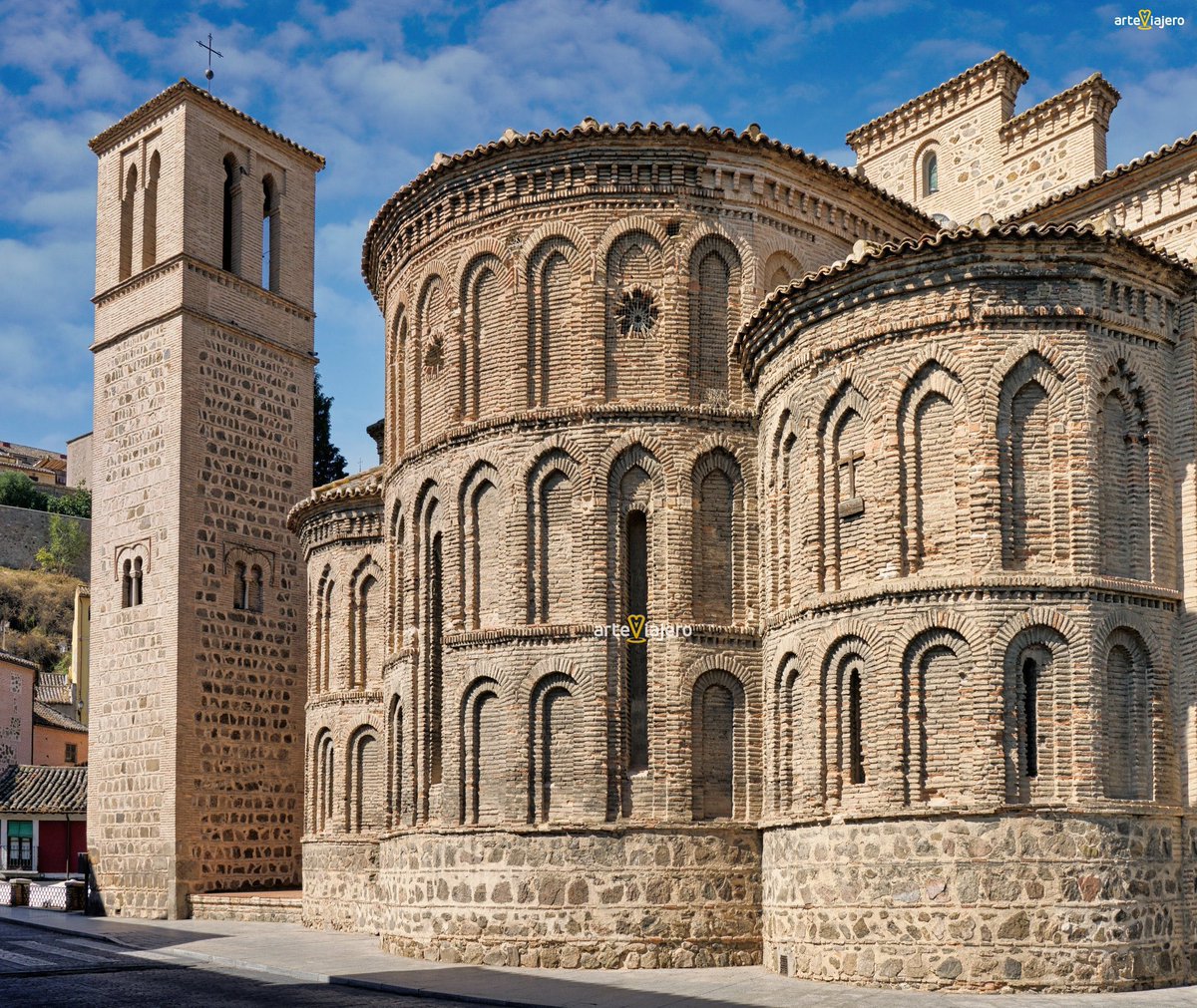 arteviajero_com's tweet photo. Iglesia de Santiago del Arrabal, erigida a mediados del S. XIII, es una de las construcciones más fascinantes de la Edad Media en la ciudad de Toledo. En ella destacamos su imponente cabecera tripartita. ⬇️⬇️⬇️
https://t.co/NVOd9CVBFA
#BuenosDias #FelizDomingo https://t.co/y6VIaiJSYY