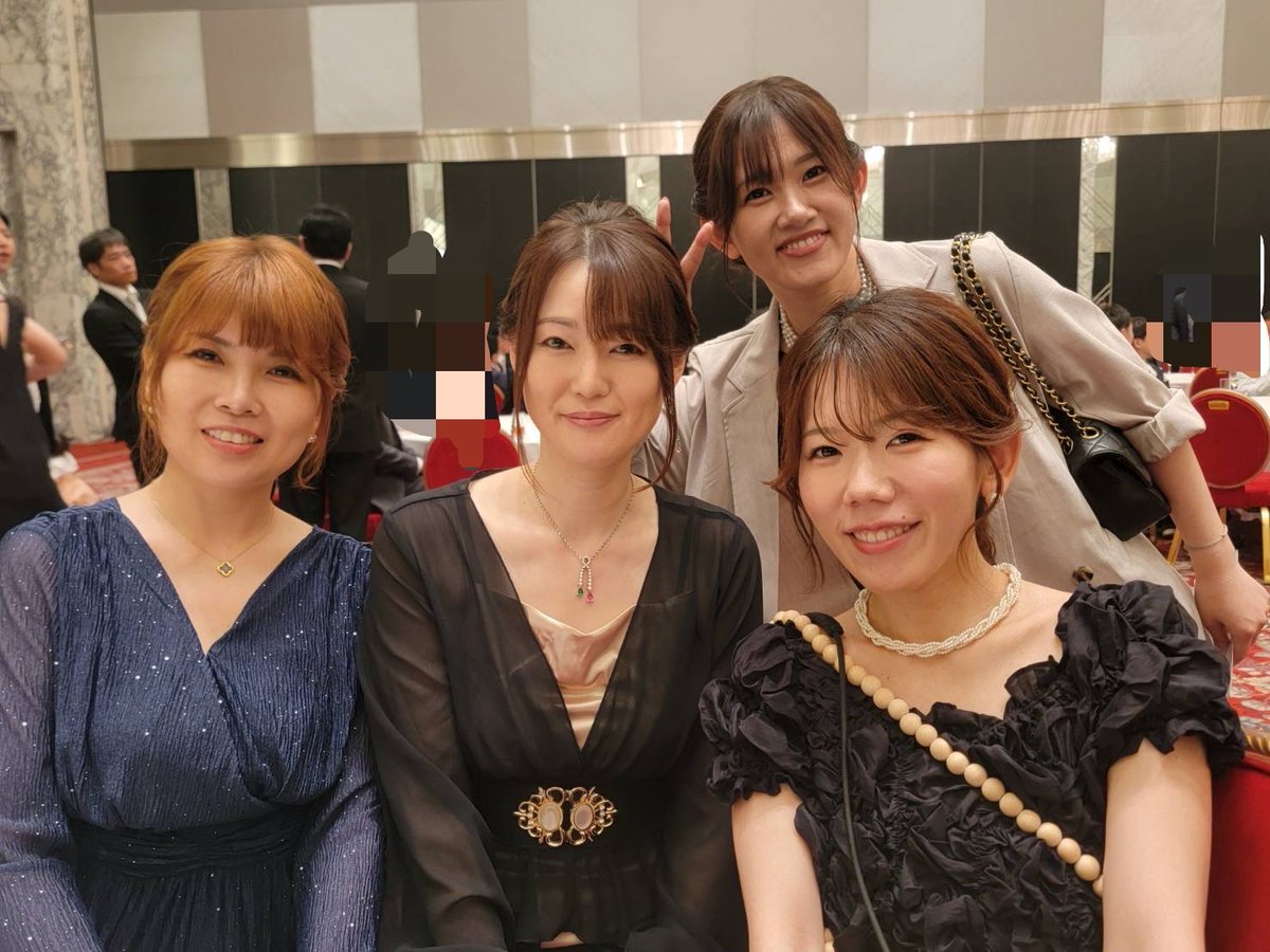 makimakinncho's tweet photo. ドレスレンタルしたつもりができてなくて(アホ)、
急遽前日15分の空き時間で買った服を結婚式に着ていったら腹回りがキツくて今日は朝から筋肉痛。

結婚式参列して筋肉痛なるやついんのかよ！ https://t.co/E27tPtAo7O
