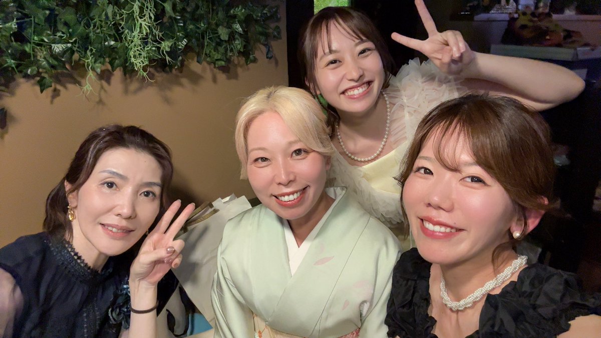 makimakinncho's tweet photo. ドレスレンタルしたつもりができてなくて(アホ)、
急遽前日15分の空き時間で買った服を結婚式に着ていったら腹回りがキツくて今日は朝から筋肉痛。

結婚式参列して筋肉痛なるやついんのかよ！ https://t.co/E27tPtAo7O