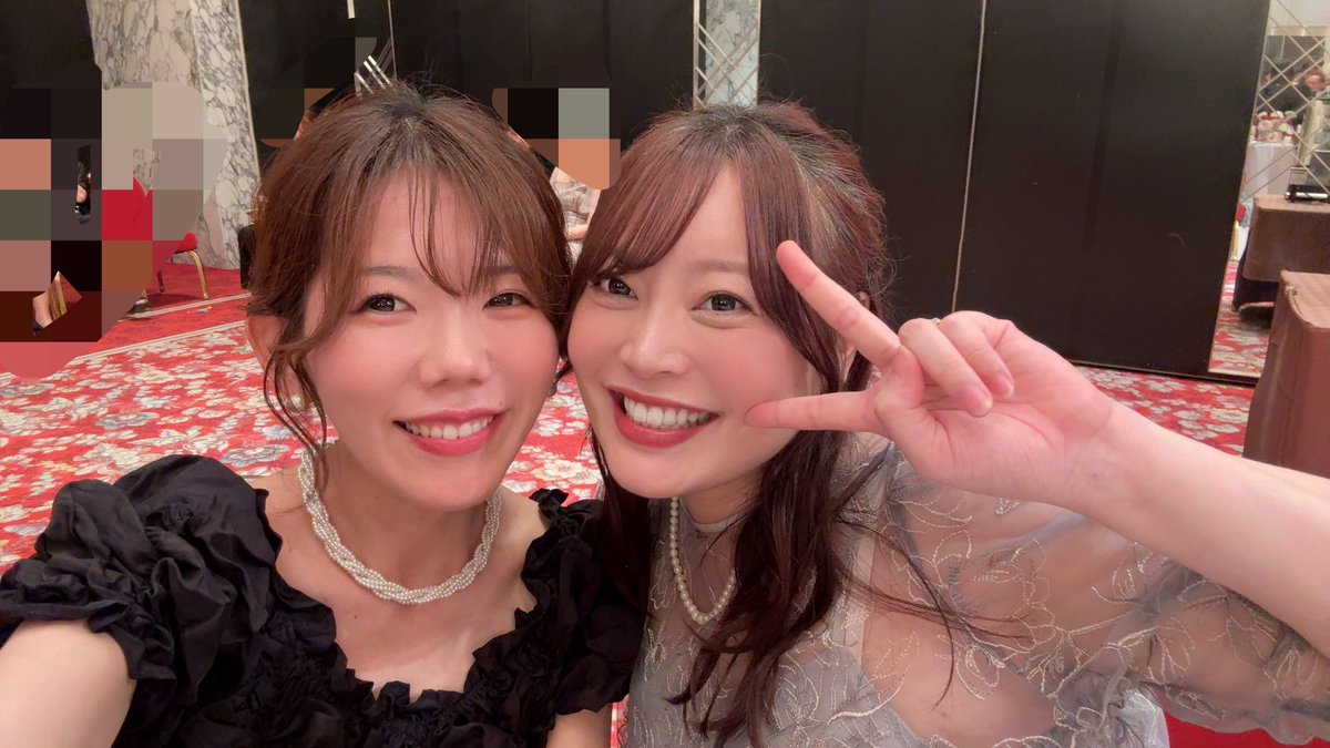 makimakinncho's tweet photo. ドレスレンタルしたつもりができてなくて(アホ)、
急遽前日15分の空き時間で買った服を結婚式に着ていったら腹回りがキツくて今日は朝から筋肉痛。

結婚式参列して筋肉痛なるやついんのかよ！ https://t.co/E27tPtAo7O