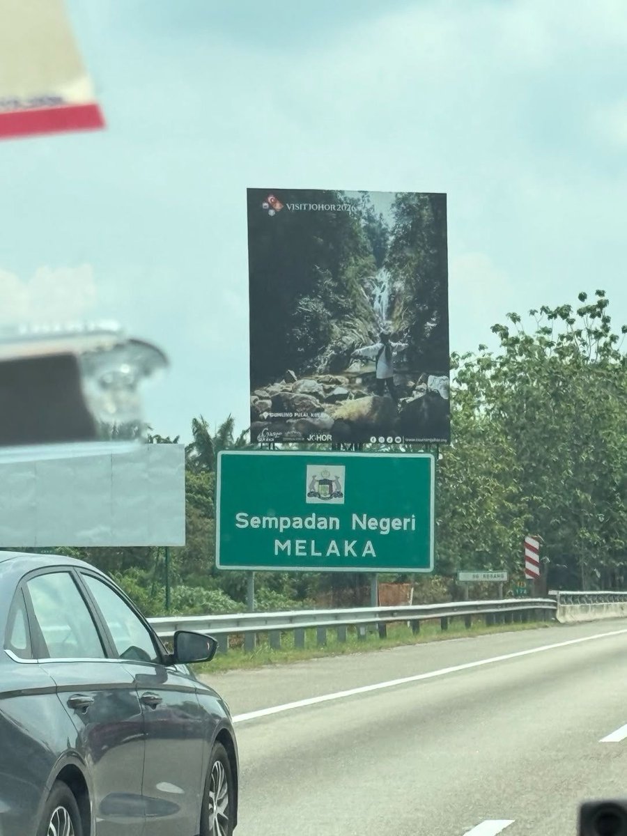 harakakdailyHD's tweet photo. Warga Johor berpusu-pusu pulang ke negeri PH setelah berjaya mempertahankan BN di negeri sendiri https://t.co/4DZk6CIYts