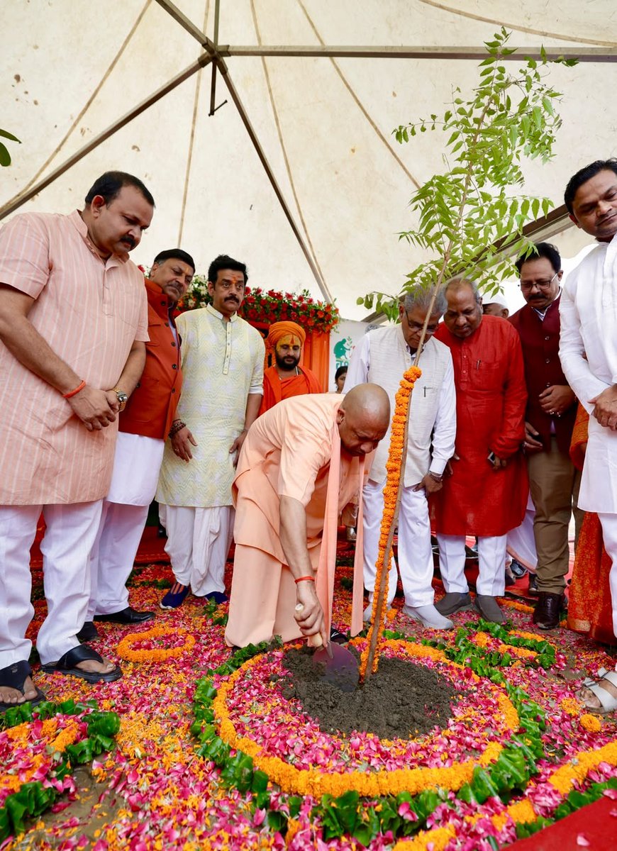 BJP4UP's tweet photo. वृक्षारोपण महायज्ञ-2026

मुख्यमंत्री श्री @myogiadityanath ने गोरखपुर में एक पेड़ मां के नाम अभियान के अंतर्गत पौधरोपण किया।
#एक_पेड़_मां_के_नाम https://t.co/6aiSnNET5i