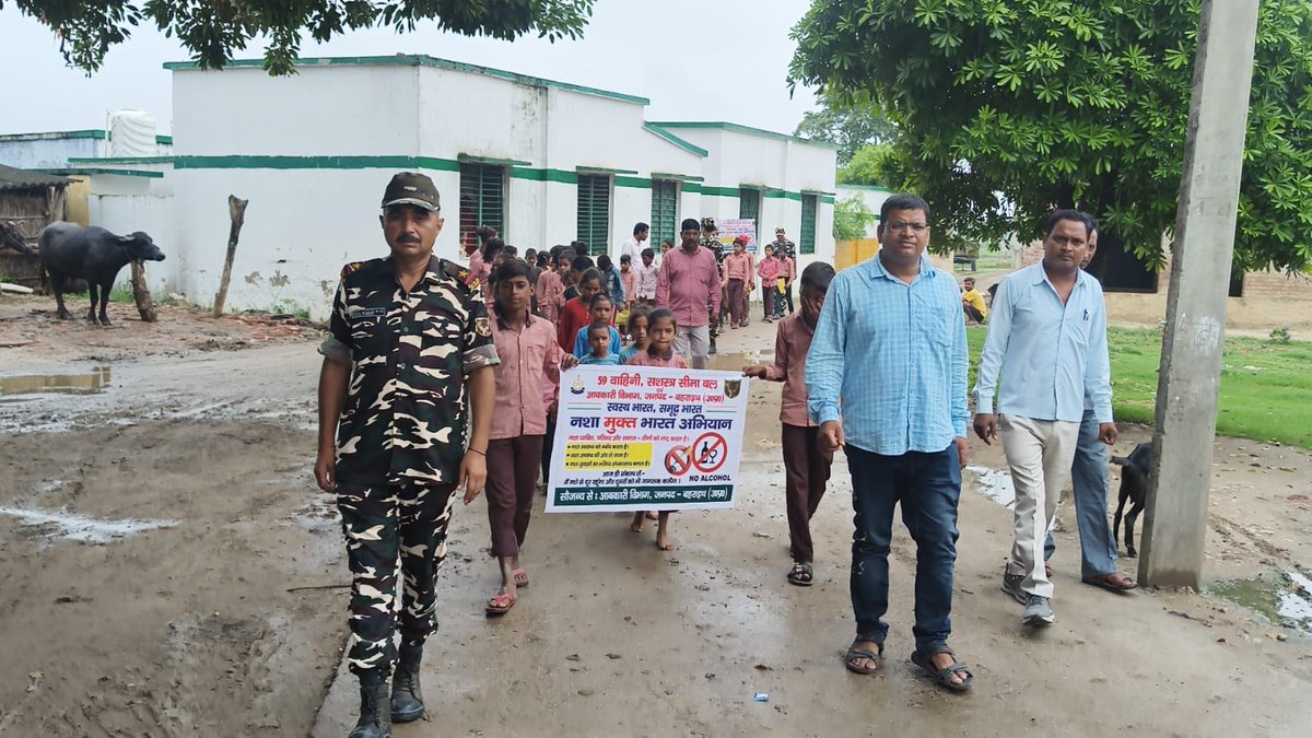 59bnssb_india's tweet photo. 59 #SSB द्वारा सीमावर्ती #vibrantvillage खैचड़ा, जोगिनियां, ककरहा, भरहा, करमोहना में 'नशा मुक्त भारत अभियान' जिला आबकारी अधिकारी,बहराइच के सक्रिय सहयोग से आयोजित किया गया। इस दौरान बच्चों और युवाओं को नशे से दूर रहने के लिए प्रेरित किया गया ।
#BorderSpine59
@upexcise https://t.co/mDBhuu2LoT