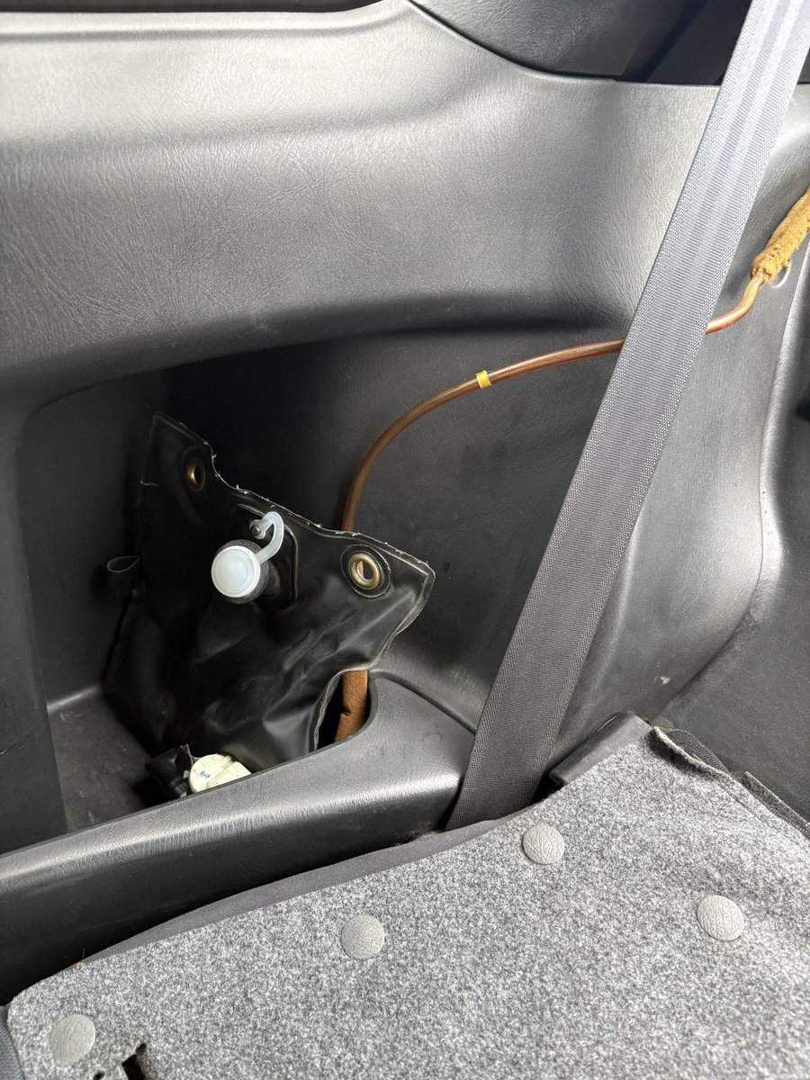 kntdrift's tweet photo. ウォッシャータンク移設
リアウォッシャーホース流用してるから
めっちゃ遠回りしてるけど、何とか完了
ホース汚いから、見える部分だけでも新しいホースに変えよ https://t.co/58OSa5wS2d