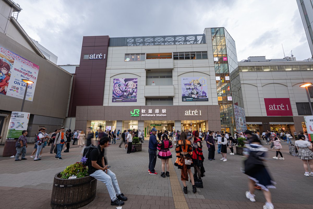 nolayuco's tweet photo. 秋葉原で10時間ぐらい時間をつぶした。大型電気店や書店もひやかしたが、単純に人々の流れを見ていることが楽しかった。まったく、いろいろな人間が歩いているものだ。呆れてしまうが飽きることはなかった。 https://t.co/dlmAdyScuy