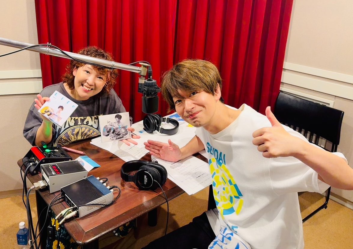 kmixadd9's tweet photo. 7/13の放送は
宮城県を拠点に全国で活動する
シンガー・ソングライター
#伊東洋平　さん
迎えお送りします

前回から約１年の活動についてや
ニューアルバム「Life」制作秘話など
伺います

”牡蠣くけコーラ”を飲みながら
聴いて下さいね

📻ラジコは
https://t.co/oqMmheQwUt 

#あきいちこ
#月アド https://t.co/uYFBaESc4G