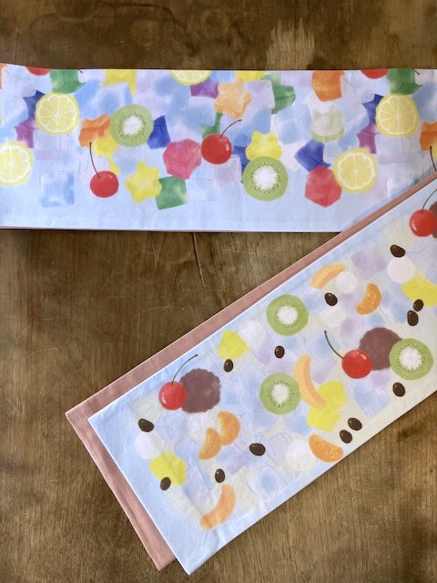 mimiowlya's tweet photo. ミミズクヤ×prism shop
新作半幅帯
【あんみつとゼリーポンチ】

涼しげな水色に
透明感ある寒天とフルーツたちが

真ん中から、
あんみつ←→ゼリーポンチ
の半分ずつになっています。

ゼリーポンチの方は、浮かんでいるような柄位置です。

この帯をしてぜひ喫茶店（甘味処）に行きたいですね！ https://t.co/vYDL6Xcj7u