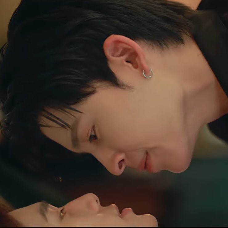 seongsgf's tweet photo. the difference between pond’s red ears after getting thrown by phuwin damn https://t.co/QyqjbJdZ7q