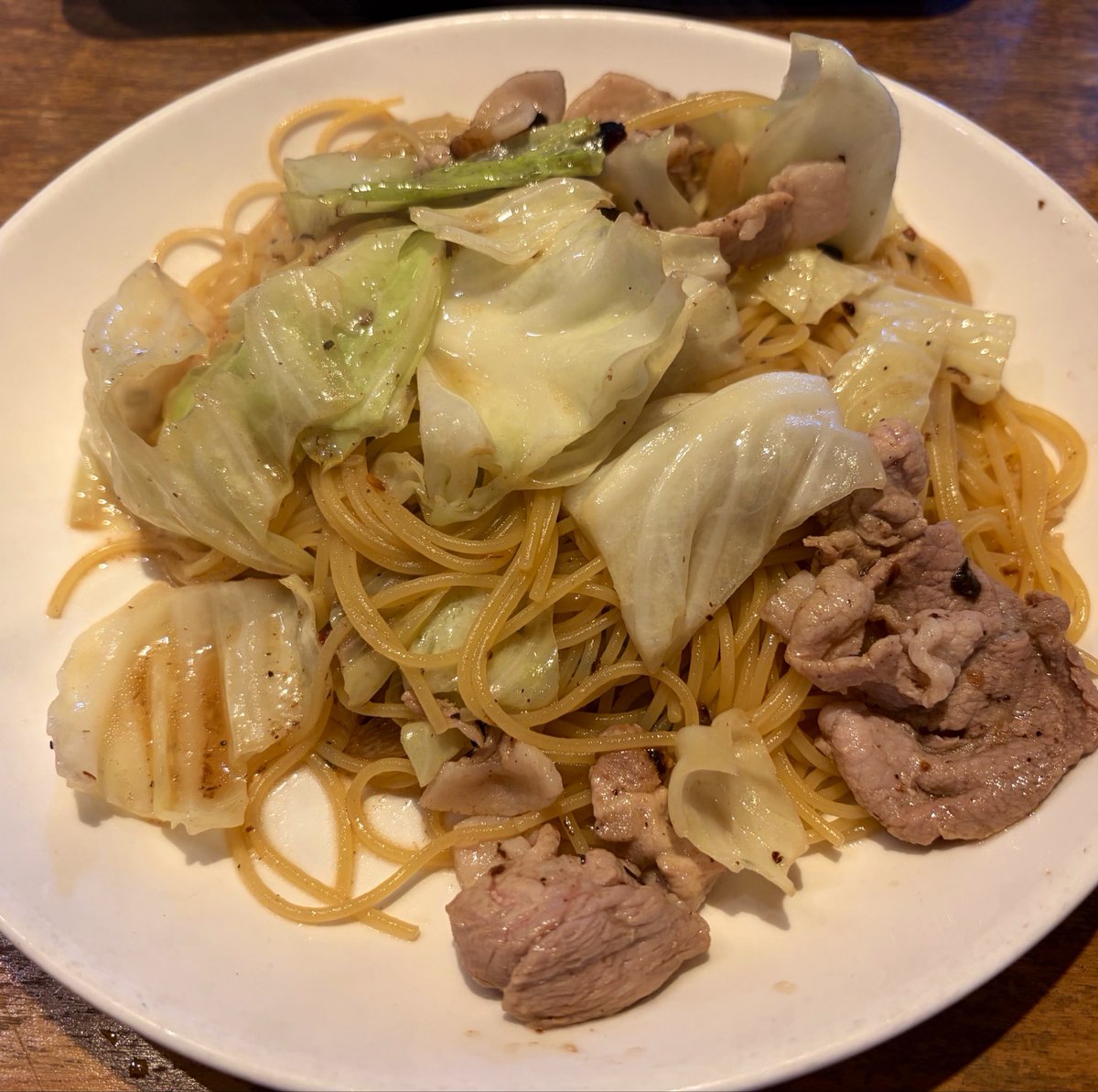 keyco218's tweet photo. 昨日は遠出したので、今日はまったりしてからスコアでランチ☺️

豚肉とキャベツのペペロンチーノ、おいしすぎた🥰

サラダもスープもコーヒーもおいしかった！

声も枯れてるし、今日はまったりします☺️ https://t.co/BFvgO61o0M