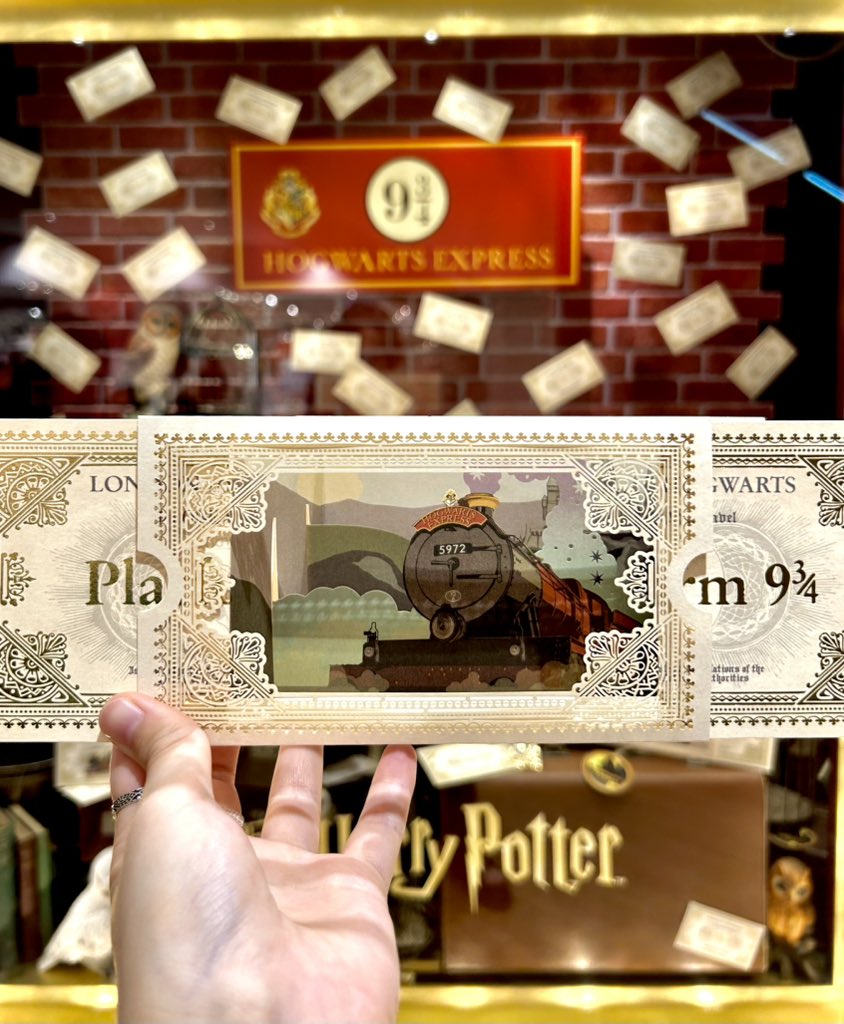 Binn_Caaa's tweet photo. #Minalima さんの新作25周年記念の3D Notecard購入!!
左右に引っ張ったりおさめたり動かすと特急がまるで走ってるみたい!
ショーウィンドウも9 3/4仕様になってる✨️🚂
#HarryPotter https://t.co/rDmapXMgsB