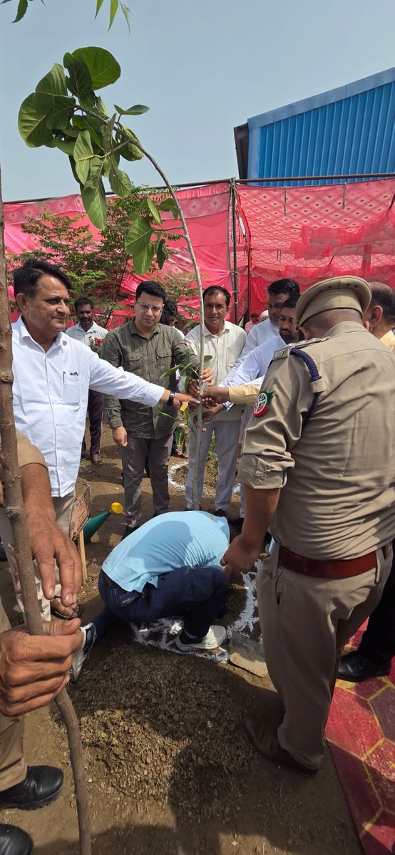 DComm_sre's tweet photo. क्षेत्रवासियों के साथ प्रधामंत्री किसान समृद्धि केन्द्र रूहाना कला परिसर में वृक्षारोपण किया गया। उपस्थित अधिकारियों व क्षेत्रवासियों को उक्त महायज्ञ को सफल बनाये जाने हेतु निर्देश दिए गए।
@CMOfficeUP @UPGovt @ChiefSecyUP @UpforestUp @DmMuzaffarnagar @InfoDeptUP https://t.co/YjfGZAb0cQ