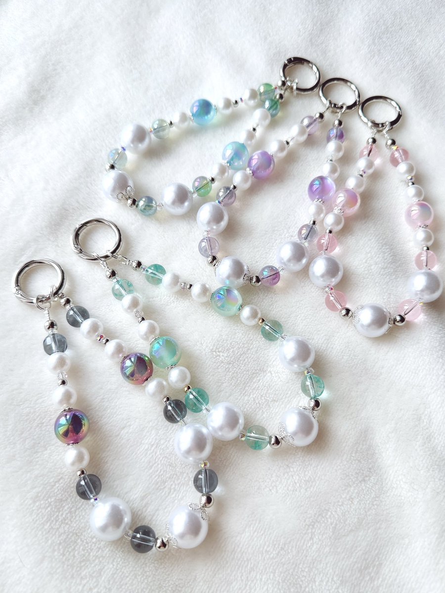 licoruyail's tweet photo. 新作ストラップ⟡.·

🧜‍♀️Mermaid Jewel🫧
人魚が海の底で見つけた宝石たち。やさしく輝くパールと透明感あふれるビーズを合わせ、夏のきらめきを表現したストラップです🤍

7/16~新宿マルイアネックス
#CARAMEL_MUSEUM にて販売予定
全10種類（シルバー・ゴールド各5色🩷💜🩵💚🖤）／各1,800円＋税 https://t.co/fphk4bPG9q