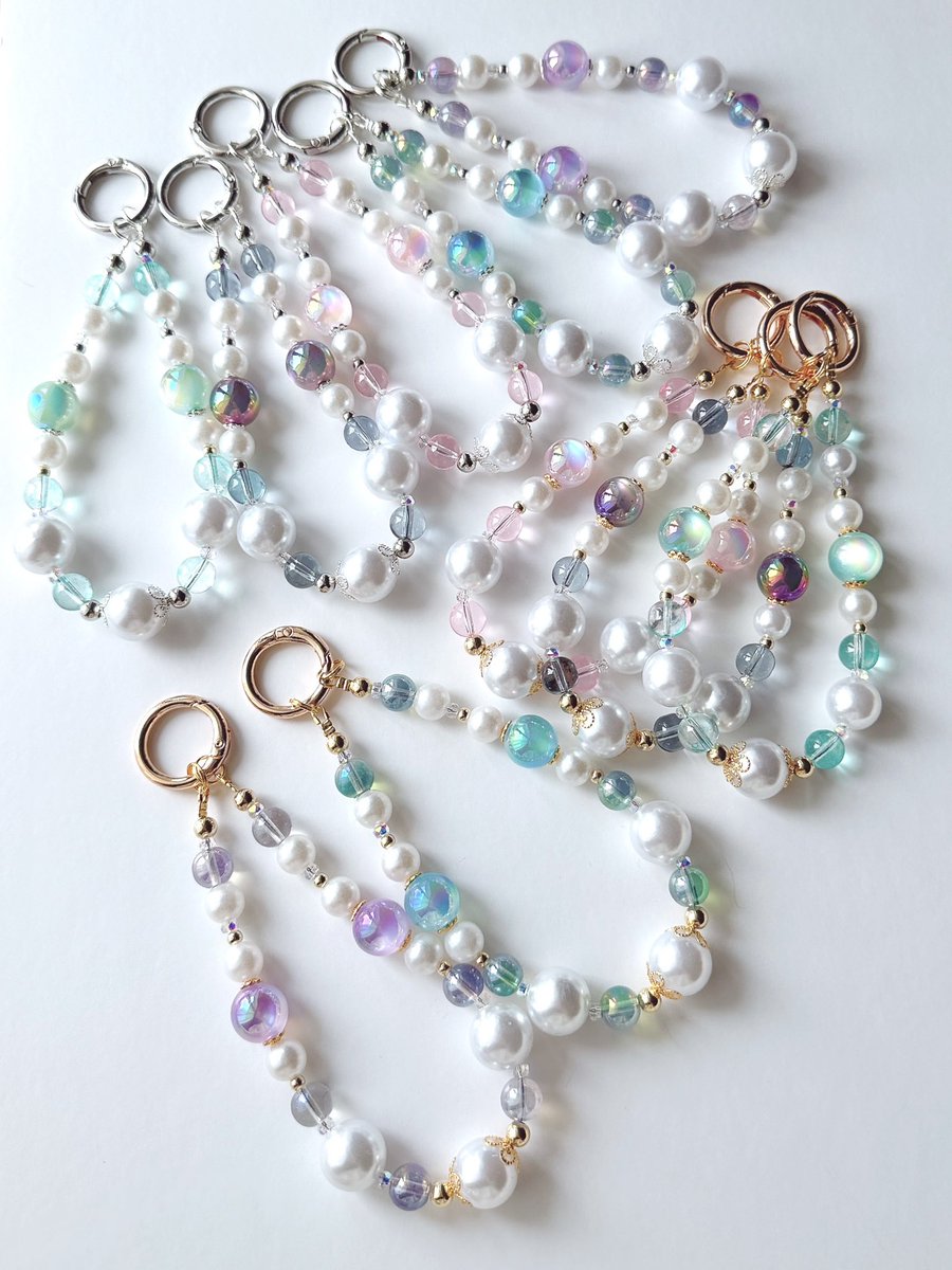 licoruyail's tweet photo. 新作ストラップ⟡.·

🧜‍♀️Mermaid Jewel🫧
人魚が海の底で見つけた宝石たち。やさしく輝くパールと透明感あふれるビーズを合わせ、夏のきらめきを表現したストラップです🤍

7/16~新宿マルイアネックス
#CARAMEL_MUSEUM にて販売予定
全10種類（シルバー・ゴールド各5色🩷💜🩵💚🖤）／各1,800円＋税 https://t.co/fphk4bPG9q
