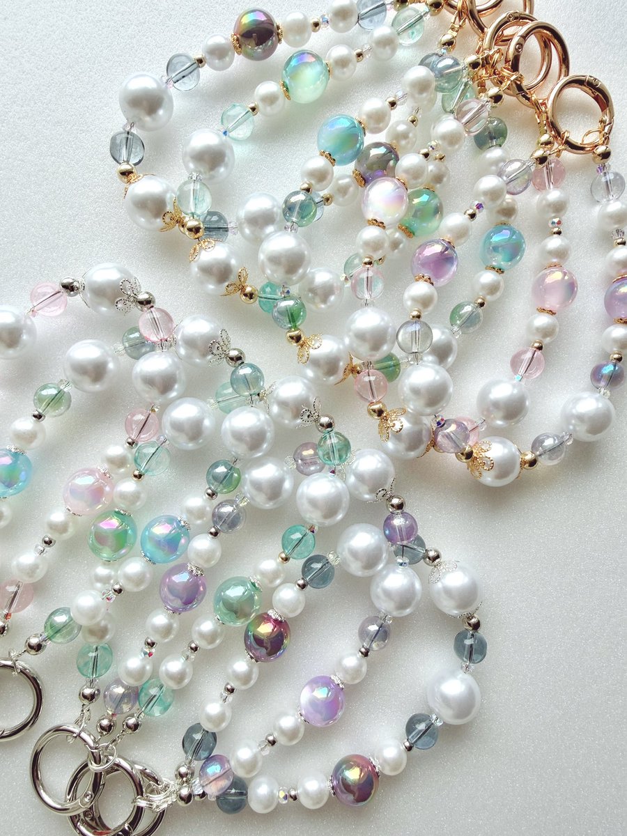 licoruyail's tweet photo. 新作ストラップ⟡.·

🧜‍♀️Mermaid Jewel🫧
人魚が海の底で見つけた宝石たち。やさしく輝くパールと透明感あふれるビーズを合わせ、夏のきらめきを表現したストラップです🤍

7/16~新宿マルイアネックス
#CARAMEL_MUSEUM にて販売予定
全10種類（シルバー・ゴールド各5色🩷💜🩵💚🖤）／各1,800円＋税 https://t.co/fphk4bPG9q