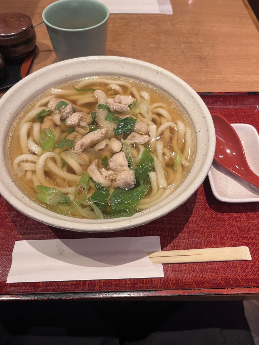 p_qhellow's tweet photo. IDチェックで優しいお姉さんに、何もわからんBBAが振り回してゴメンやで！
グッズで並んで汗かいたので、あったかいおうどんとかしわで塩分＆タンパク質を摂取して、ちょっと休憩やで https://t.co/0zufFdZSBM
