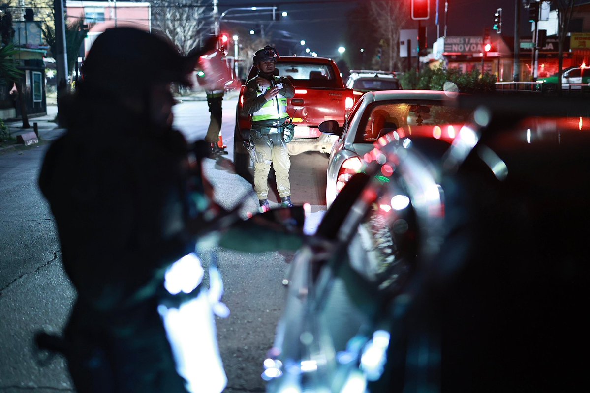 martinarrau's tweet photo. Sábado por la noche y estamos junto a Carabineros de Chile en un nuevo despliegue preventivo nocturno, recorriendo las comunas de Maipú, La Florida y Puente Alto, en sectores estratégicos donde se concentran mayores niveles de incivilidades y hechos delictuales.

Estos operativos buscan reforzar la presencia policial, aumentar la capacidad de respuesta en los barrios y prevenir la comisión de delitos, entregando mayor tranquilidad a los vecinos.

Seguiremos impulsando estos despliegues preventivos en distintos puntos del país, fortaleciendo el trabajo conjunto con Carabineros para recuperar los espacios públicos y avanzar en más seguridad para las familias de Chile.