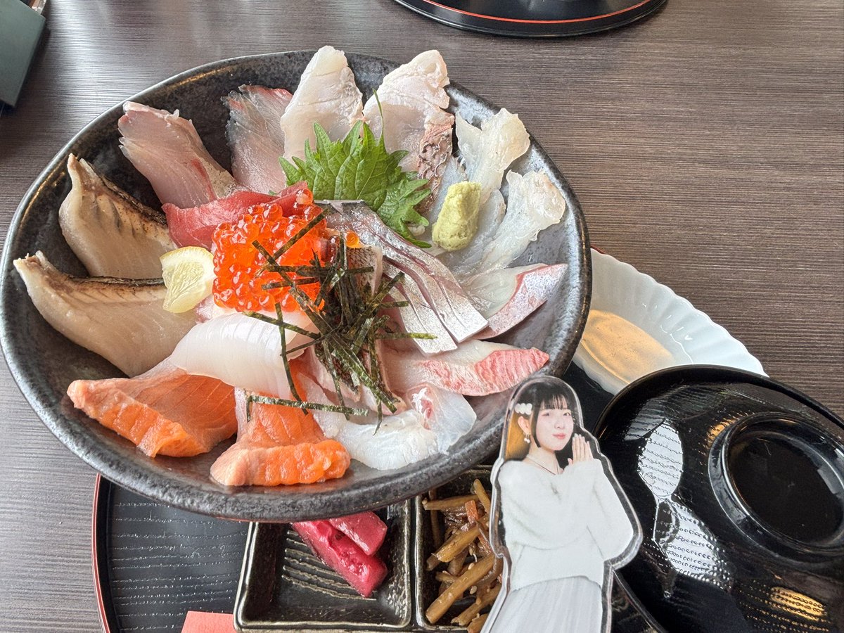 FlowerBonbon05's tweet photo. 海の真横にある海鮮のお店に行ってきましたよ！
スーパーで買って食べるお魚とは全然違っていて、まいうーでした。
ご飯の量を普通盛りにしたのにお魚の方が余ってしまいました笑
お店のお名前が「まつ田」となんだか聞き馴染みがあるお名前で👀
#まおーこく https://t.co/txVvH1Qs3h