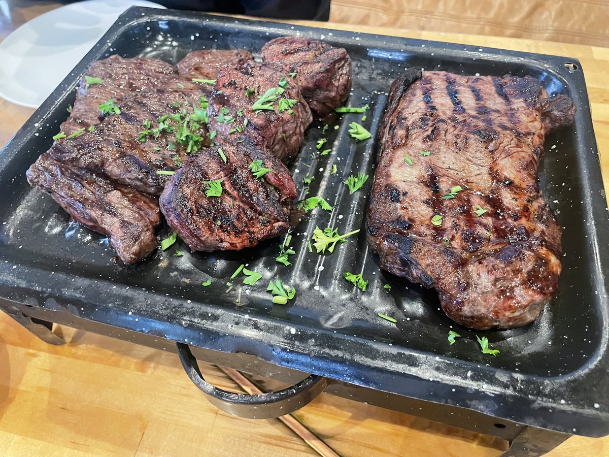 Giantlers's tweet photo. Day10
この日は🇦🇷🇨🇻の試合があったのでロスのダウンタウンにある🇦🇷料理屋で試合を観戦。ここの肉美味かった。
次の予定があったから最後まで見れなかったけど、🇨🇻ほんとに良いチームでした。
続く↩️ https://t.co/us9aBv71tl
