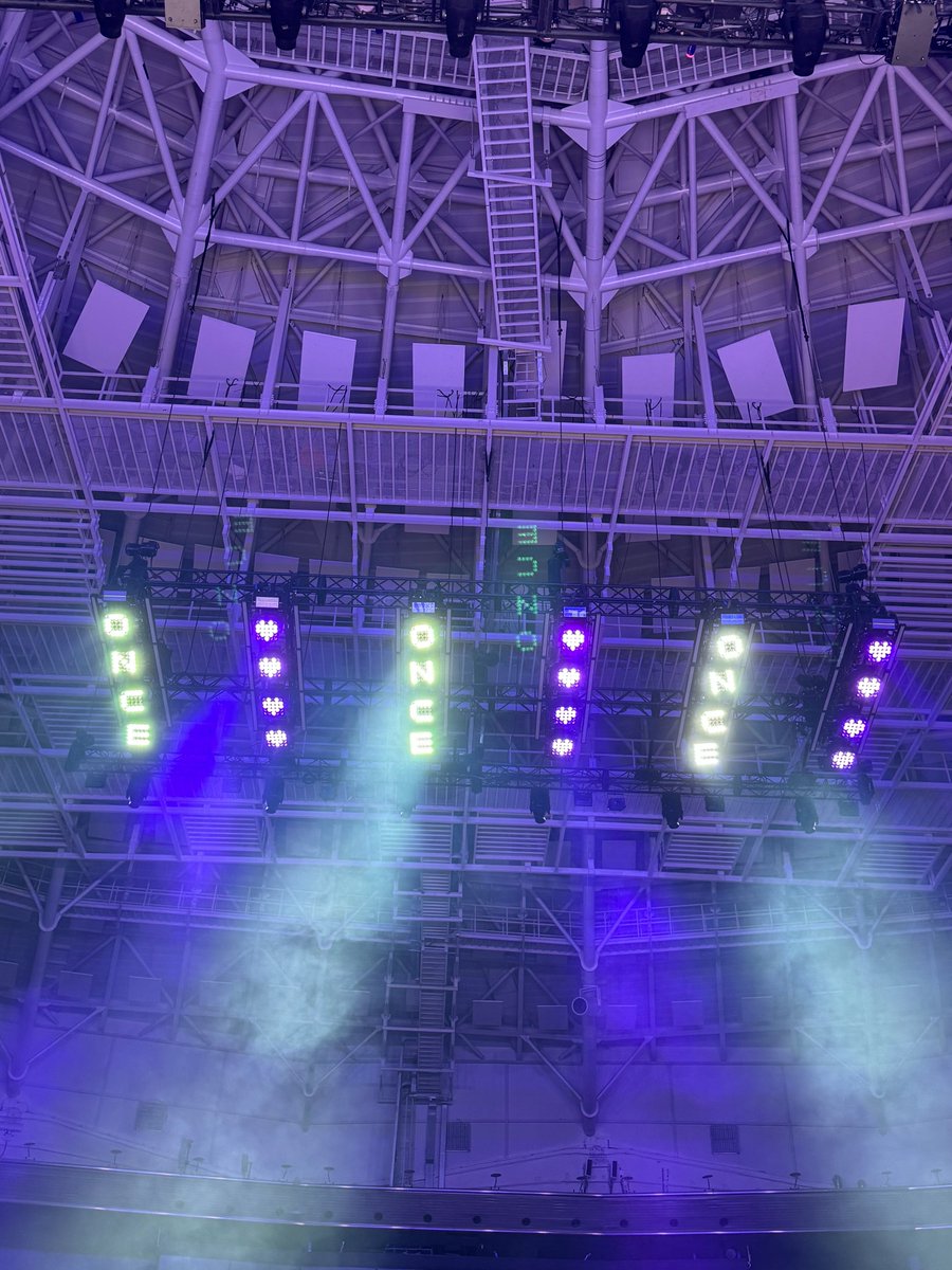 godmitzu's tweet photo. The stage lights at TWICE's finale concert are ONCE and heart shaped 🥹 https://t.co/H10ViY2vdE