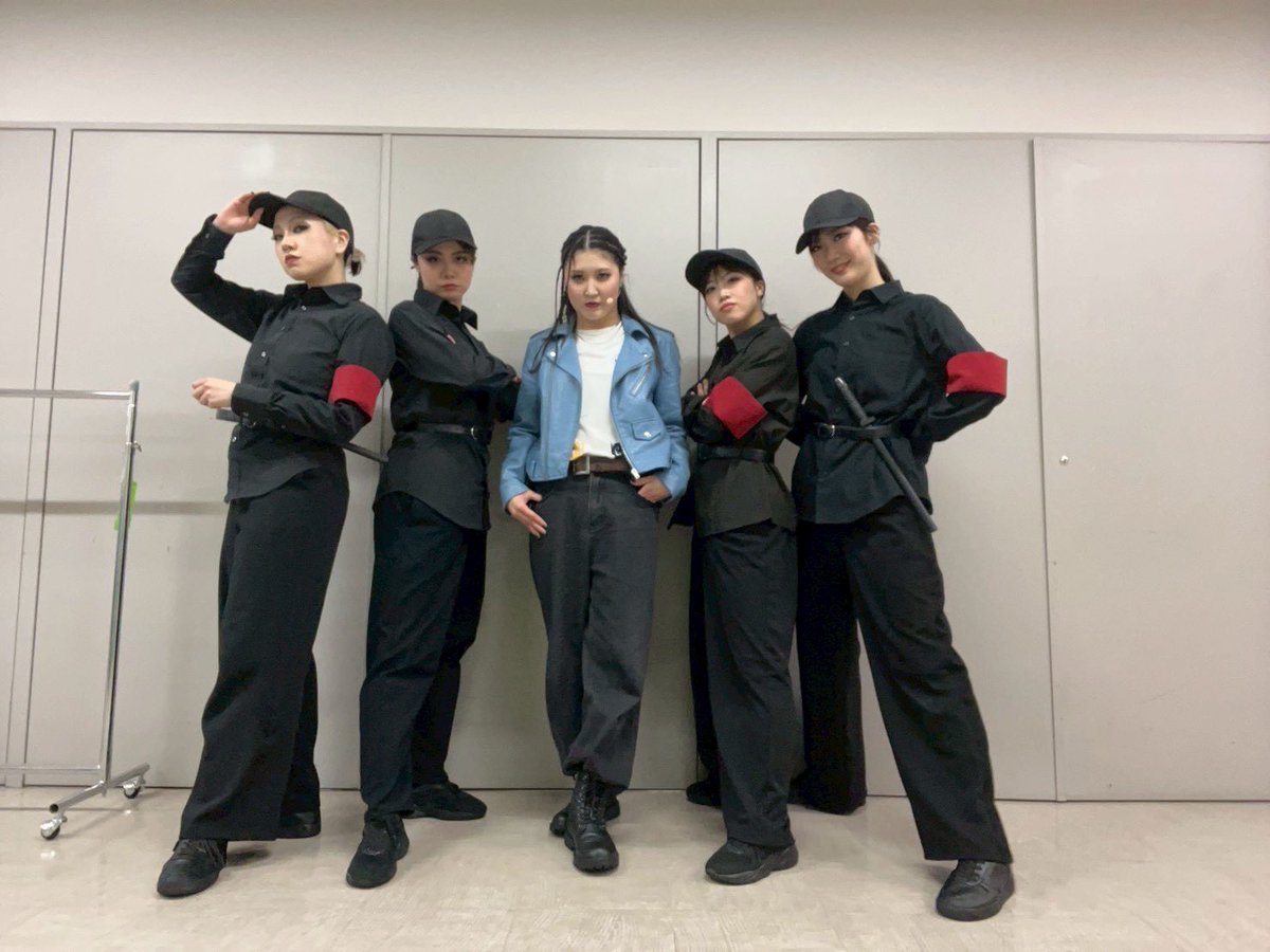 20MOZIJ07's tweet photo. 10公演突っ走りまして、いよいよ残すは千秋楽のみです👮

お昼はなんとなんとレジェンドステージ様からオーベルジーヌのカレーが🥺✨✨✨
そしてIMPの松井奏様からスターバックスの差し入れが🥺☕️

あとは全力で頑張るのみです！
れっつマイトガイ🤘🔥

#ginzamightyguy #ギンザマイトガイ https://t.co/5l5hOo6jHz