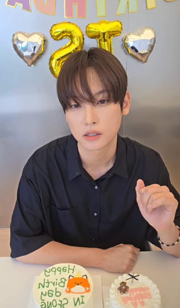 jmfoxbin's tweet photo. me voy arrancar el corazón y te lo voy a mandar por avión 
#HappyINSEONGDay https://t.co/Fc6xww5l0G