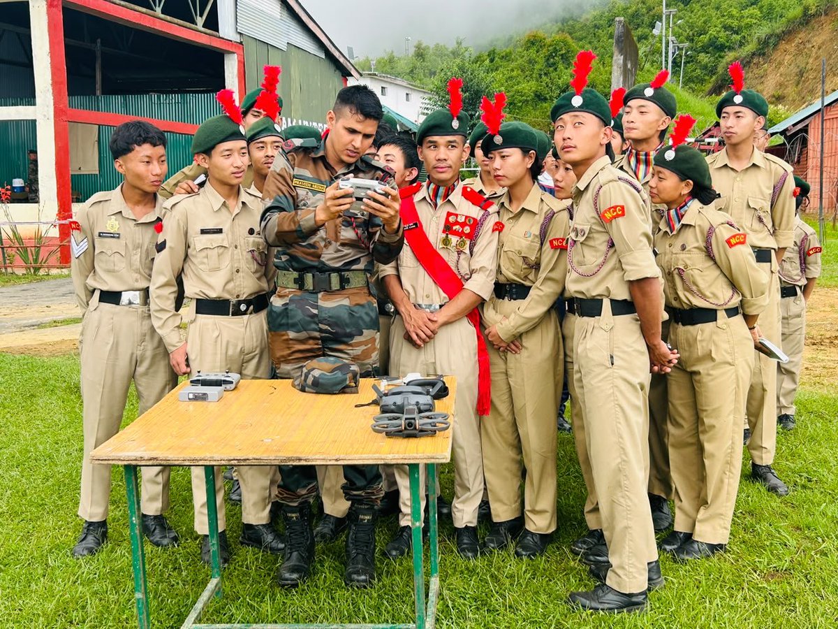 easterncomd's tweet photo. 𝗜𝗻𝘀𝗽𝗶𝗿𝗶𝗻𝗴 𝗧𝗼𝗱𝗮𝘆'𝘀 𝗬𝗼𝘂𝘁𝗵, 𝗕𝘂𝗶𝗹𝗱𝗶𝗻𝗴 𝗧𝗼𝗺𝗼𝗿𝗿𝗼𝘄'𝘀 𝗟𝗲𝗮𝗱𝗲𝗿𝘀

A Motivational Interaction and Military Orientation Programme for #NCC cadets was organised by #AssamRifles under #SpearCorps at Tuensang, #Nagaland. Through a weapon display, War Memorial visit and interaction with Assam Rifles officers, the cadets gained first-hand exposure to military life while imbibing the values of discipline, leadership, patriotism and selfless service. The initiative reaffirmed Assam Rifles' commitment to youth empowerment and nation-building.

#SpearCorps के अंतर्गत #AssamRifles ने #Nagaland के तुएनसांग में एनसीसी कैडेटों के लिए प्रेरणात्मक संवाद एवं सैन्य जागरूकता कार्यक्रम आयोजित किया। कार्यक्रम के दौरान हथियारों का प्रदर्शन, युद्ध स्मारक का भ्रमण तथा असम राइफल्स के अधिकारियों के साथ संवाद के माध्यम से कैडेटों को सैन्य जीवन का प्रत्यक्ष अनुभव प्राप्त हुआ। इस दौरान उन्होंने अनुशासन, नेतृत्व, देशभक्ति एवं निस्वार्थ सेवा के मूल्यों को आत्मसात किया। यह पहल युवा सशक्तिकरण एवं राष्ट्र निर्माण के प्रति असम राइफल्स की अटूट प्रतिबद्धता को पुनः रेखांकित करती है।

#भारतीय_सेना 
#पूर्वी_कमान
#IndianArmy 
#EasternCommand
#AssamRifles 
#SpearCorps
#YouthEmpowerment 
#FutureLeaders 

@adgpi
@official_dgar
@prodefgau
@prodefkohima
@HQ_IDS_India
@ProDefKolkata
@PIB_India
@SpokespersonMoD
@HQ_DG_NCC
@Spearcorps

Facebook  - https://t.co/52oS6DRL1z
Instagram  - https://t.co/ovmQ9GuoyG