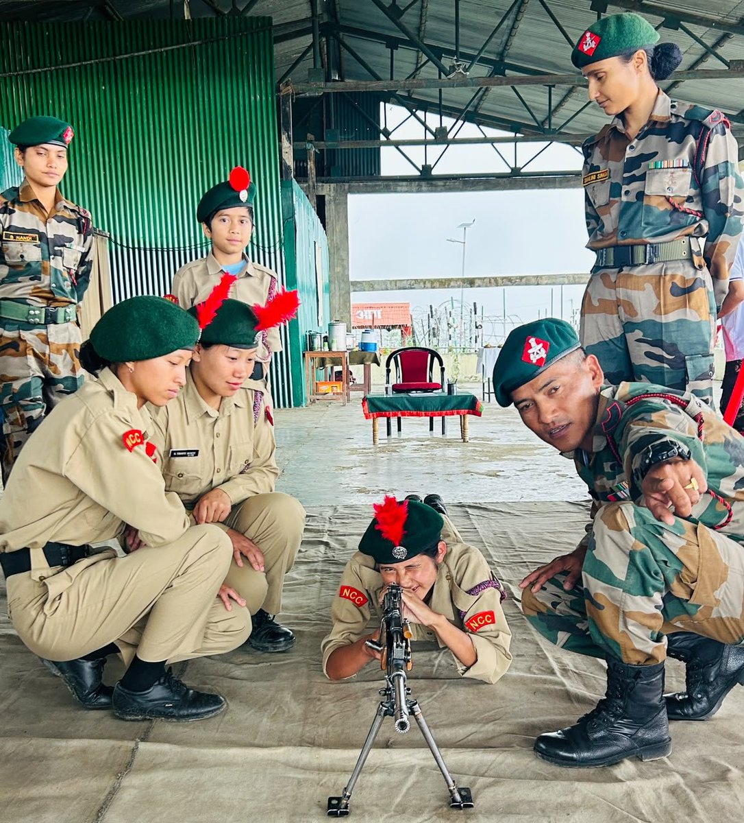 easterncomd's tweet photo. 𝗜𝗻𝘀𝗽𝗶𝗿𝗶𝗻𝗴 𝗧𝗼𝗱𝗮𝘆'𝘀 𝗬𝗼𝘂𝘁𝗵, 𝗕𝘂𝗶𝗹𝗱𝗶𝗻𝗴 𝗧𝗼𝗺𝗼𝗿𝗿𝗼𝘄'𝘀 𝗟𝗲𝗮𝗱𝗲𝗿𝘀

A Motivational Interaction and Military Orientation Programme for #NCC cadets was organised by #AssamRifles under #SpearCorps at Tuensang, #Nagaland. Through a weapon display, War Memorial visit and interaction with Assam Rifles officers, the cadets gained first-hand exposure to military life while imbibing the values of discipline, leadership, patriotism and selfless service. The initiative reaffirmed Assam Rifles' commitment to youth empowerment and nation-building.

#SpearCorps के अंतर्गत #AssamRifles ने #Nagaland के तुएनसांग में एनसीसी कैडेटों के लिए प्रेरणात्मक संवाद एवं सैन्य जागरूकता कार्यक्रम आयोजित किया। कार्यक्रम के दौरान हथियारों का प्रदर्शन, युद्ध स्मारक का भ्रमण तथा असम राइफल्स के अधिकारियों के साथ संवाद के माध्यम से कैडेटों को सैन्य जीवन का प्रत्यक्ष अनुभव प्राप्त हुआ। इस दौरान उन्होंने अनुशासन, नेतृत्व, देशभक्ति एवं निस्वार्थ सेवा के मूल्यों को आत्मसात किया। यह पहल युवा सशक्तिकरण एवं राष्ट्र निर्माण के प्रति असम राइफल्स की अटूट प्रतिबद्धता को पुनः रेखांकित करती है।

#भारतीय_सेना 
#पूर्वी_कमान
#IndianArmy 
#EasternCommand
#AssamRifles 
#SpearCorps
#YouthEmpowerment 
#FutureLeaders 

@adgpi
@official_dgar
@prodefgau
@prodefkohima
@HQ_IDS_India
@ProDefKolkata
@PIB_India
@SpokespersonMoD
@HQ_DG_NCC
@Spearcorps

Facebook  - https://t.co/52oS6DRL1z
Instagram  - https://t.co/ovmQ9GuoyG