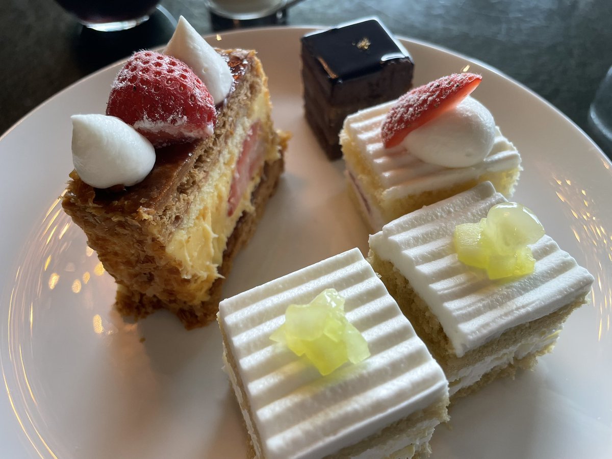 melpopstar3's tweet photo. メロン 1ホール分は食べるぞ！って意気込んでやはり無理だった🤣🤣🤣
急に思い立ってきたけど、ゆったりできて良い休日 https://t.co/NxLkoT2b17