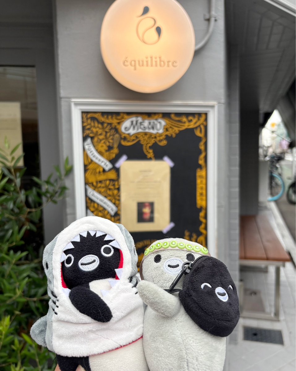 Iiiapwp88's tweet photo. エキリーブル
衝撃的なメルバ・エキリーブル
テイクアウトの概念を超えています。店先に座って食べるにはあまりにも格が高くて動揺🫨
フランボワーズソースまみれの🍑のビジュアルもすごいですが
現れるアマレット、ライチのグラニテも加わって立ち昇る香りが素晴らしい、魂が最高回転数を記録👼 https://t.co/k7p8zgfRXz