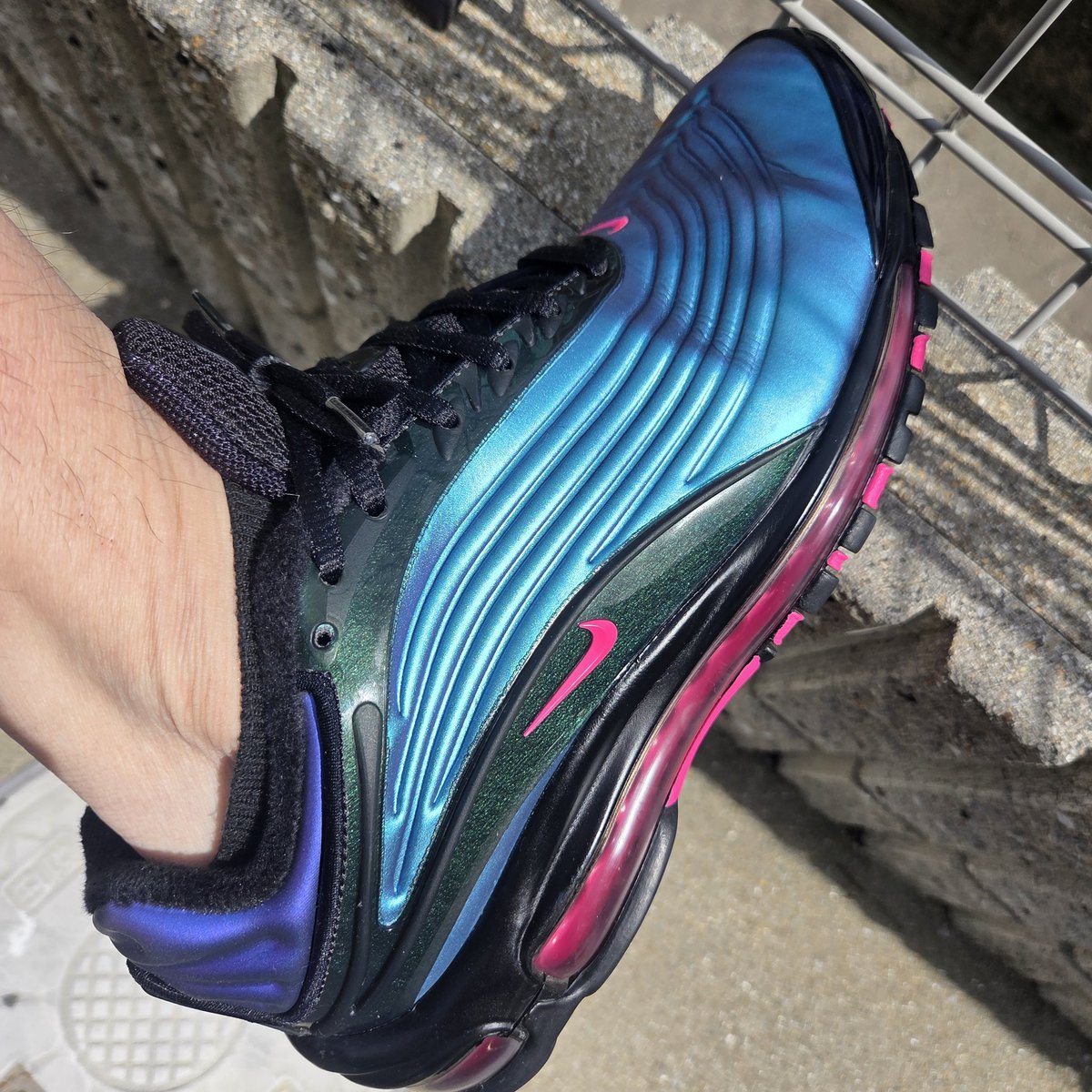 red205's tweet photo. 今日はAIR MAX DELUXE THROWBACK FUTURE。玉虫色とピンクがお気に入り。
 #NIKE
 #AIRMAX https://t.co/QpfhakN0Ds