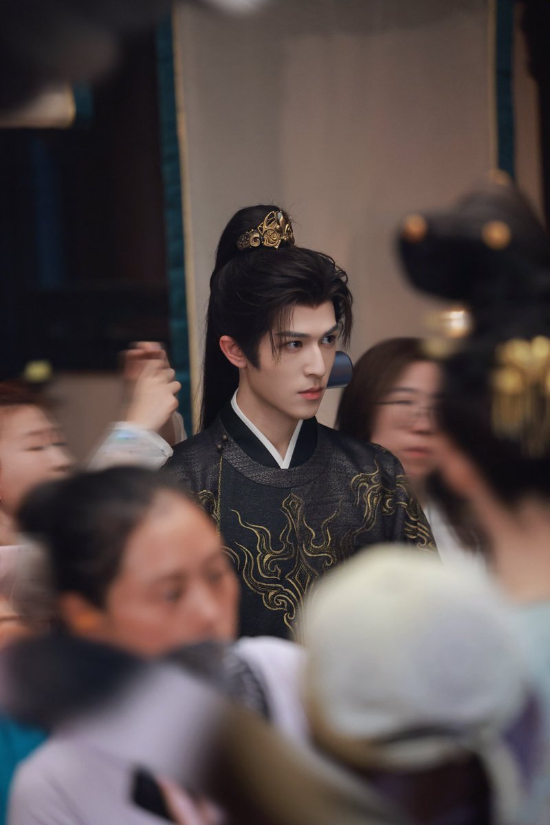 Moo_Mint's tweet photo. ท่ามกลางคนมากมาย แต่มีดาวเปล่งประกายโดดเด่นสุด ถ้าพี่พระเอกจะหล่อขนาดนี้ เรื่องหน้าไม่ได้พ้น พอ อีกแล้วและ😳 https://t.co/z3YbcGrjEj
