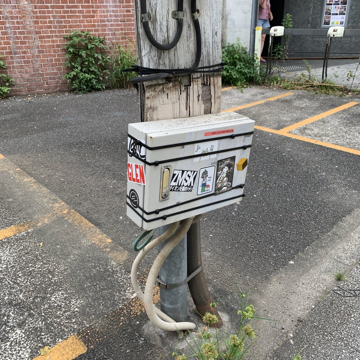 baffclan's tweet photo. 結束バンドで固定している分電盤。斬新すぎる。 https://t.co/UA9F0fBIOG