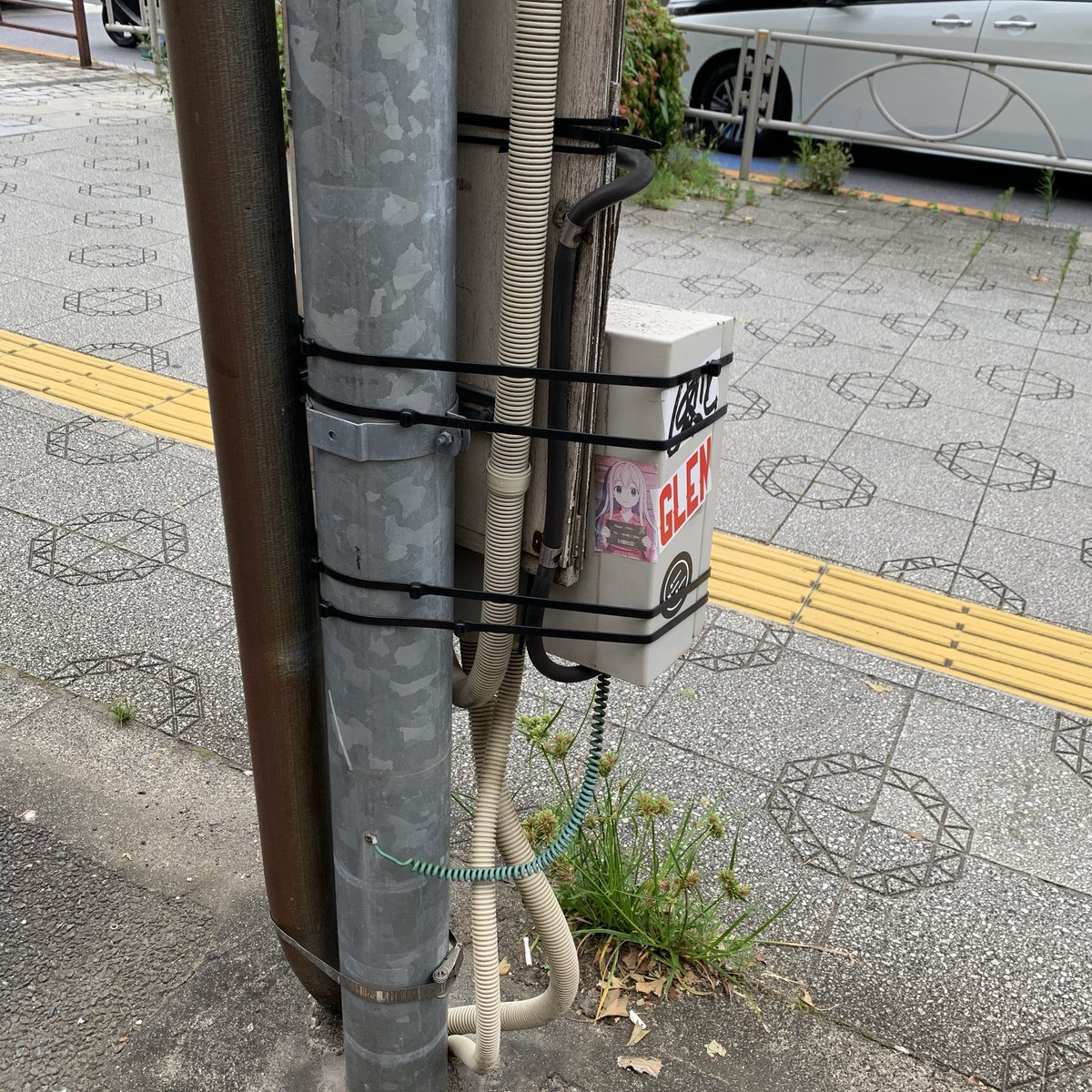 baffclan's tweet photo. 結束バンドで固定している分電盤。斬新すぎる。 https://t.co/UA9F0fBIOG