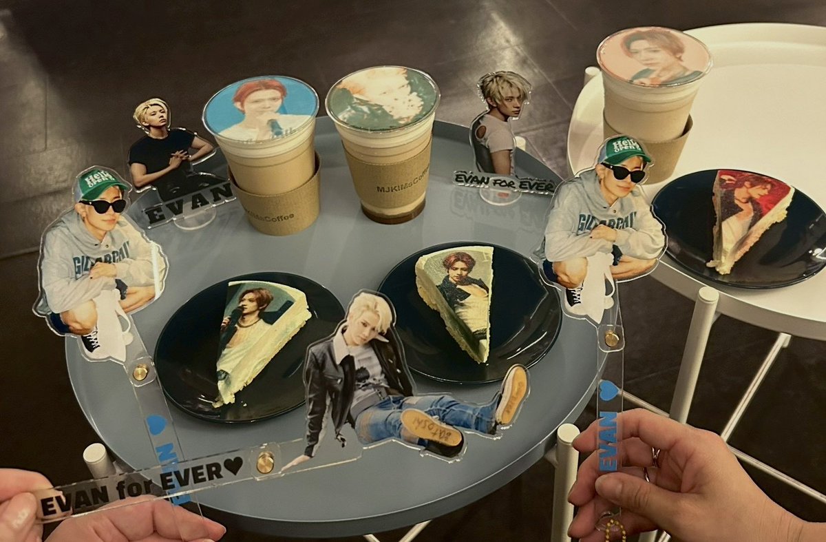 hs1015evan_ever's tweet photo. 映画の後はランチ→鶴橋へ
EVANのアクスタ受け取って、ラテアートでEVANデビューのお祝い💕
選んだケーキのプリントがみんな胸板ヒスン😂食べるのがもったいなくて型抜きみたいに慎重に食べたよ🤭
大好きなEVANの話たくさんできて楽しかった🥹えむちゃん、かおりんありがとう🫶🏻 https://t.co/1kpSI8qkFS