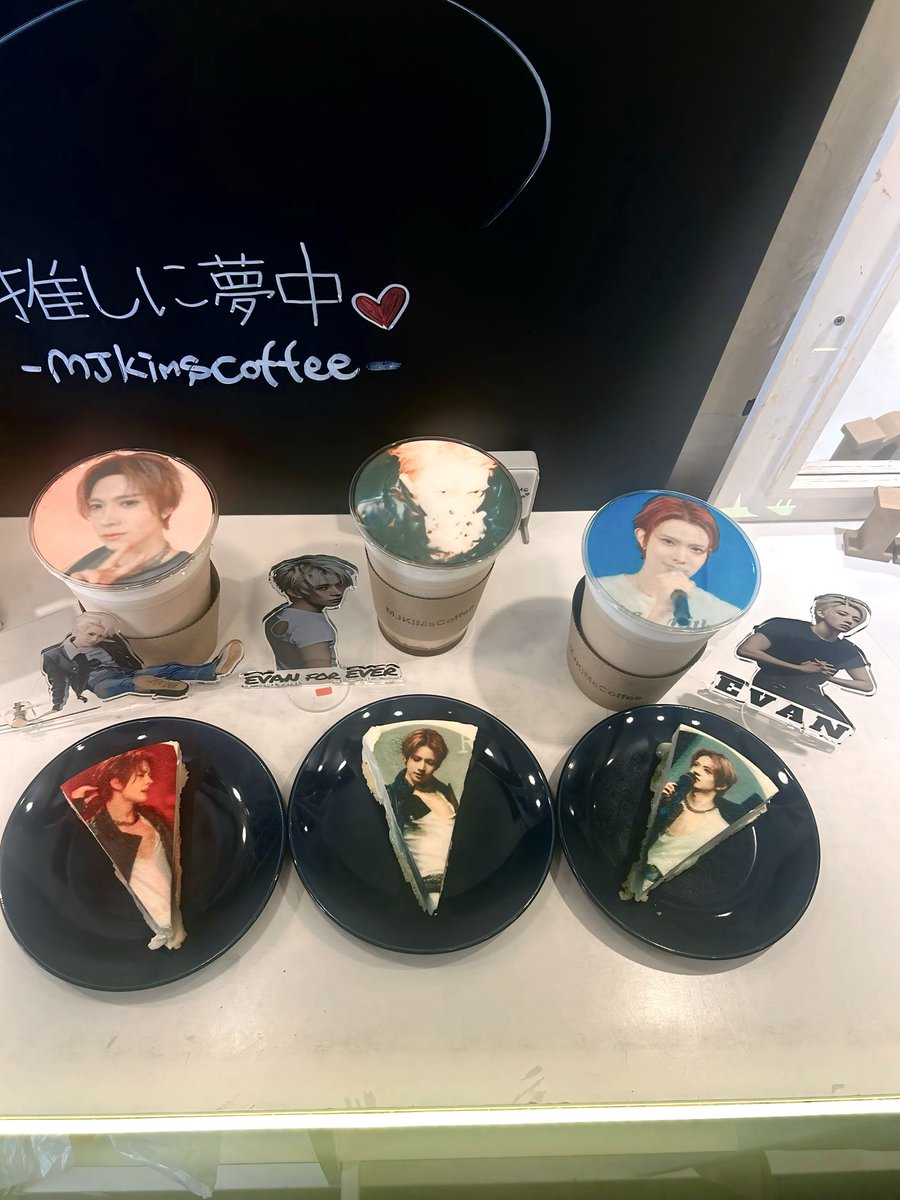 hs1015evan_ever's tweet photo. 映画の後はランチ→鶴橋へ
EVANのアクスタ受け取って、ラテアートでEVANデビューのお祝い💕
選んだケーキのプリントがみんな胸板ヒスン😂食べるのがもったいなくて型抜きみたいに慎重に食べたよ🤭
大好きなEVANの話たくさんできて楽しかった🥹えむちゃん、かおりんありがとう🫶🏻 https://t.co/1kpSI8qkFS